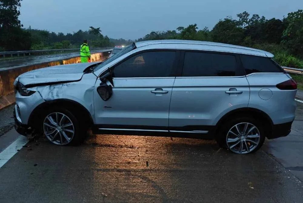 Keadaan SUV jenis Proton X70 yang rosak dari pandangan sisi kanan, dipercayai kesan hentaman pada penghadang jalan. Foto Polis Lipis.