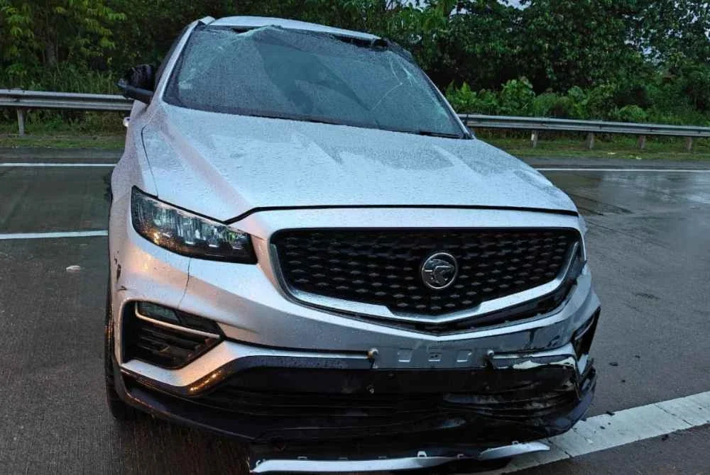 Keadaan bahagian hadapan kenderaan utiliti sukan (SUV) jenis Proton X70 yang dinaiki Siti Zailah dan anaknya, selepas terbabas di Kilometer 7, Jalan Lingkaran Tengah Utama (LTU), Kechau Tui, di sini pada Ahad. Foto Polis Lipis.