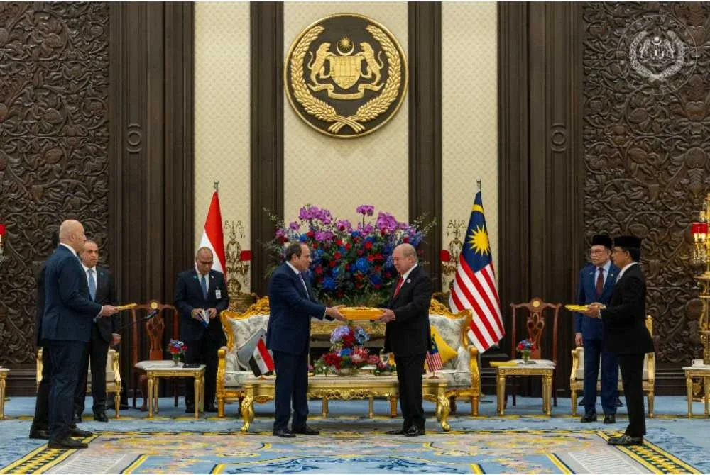Raja Abdullah II menerima darjah kebesaran itu dalam istiadat khas di Dewan Seri Maharaja, Istana Negara selepas mengadakan pertemuan empat mata dengan Sultan Ibrahim. Foto FB Sultan Ibrahim Sultan Iskandar
