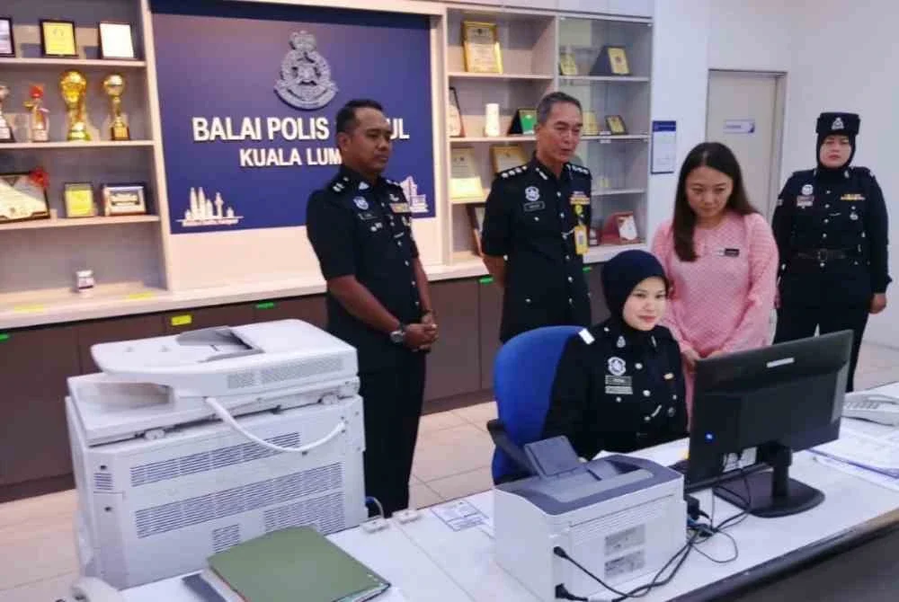 Hannah melihat pengunaan peralatan ICT di Balai Polis Sentul di sini pada Isnin.