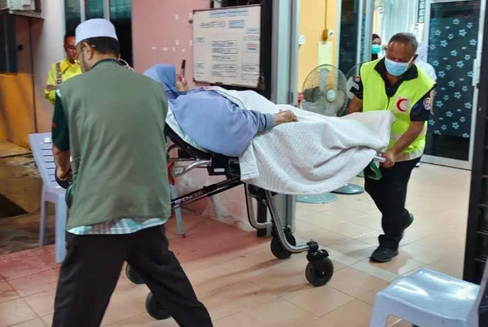 Siti Zailah di bawa keluar dari Unit Kecemasan Klinik Kesihatan Padang Tengku sebelum dipindahkan ke Hospital Kuala Lipis pada Ahad. Foto ihsan pembaca