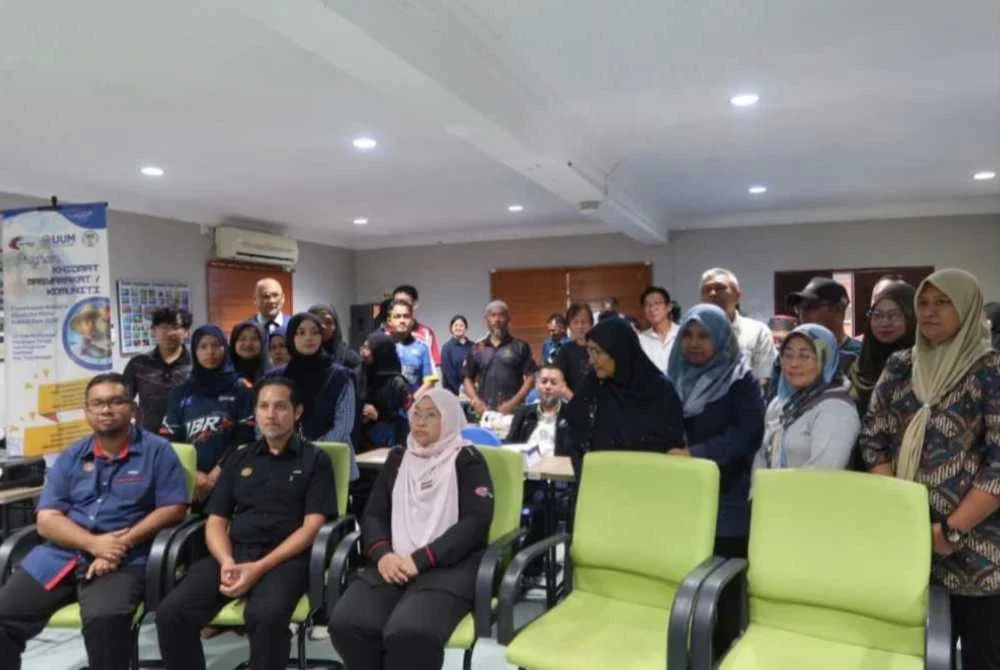 Peserta dan petugas Program Pemerkasaan Komuniti Akuakultur Pintar Kubang Pasu 2026 berkumpul di Pusat Pengembangan Akuakultur Jitra. Kerjasama universiti, agensi dan komuniti menyokong pemerkasaan penternak.