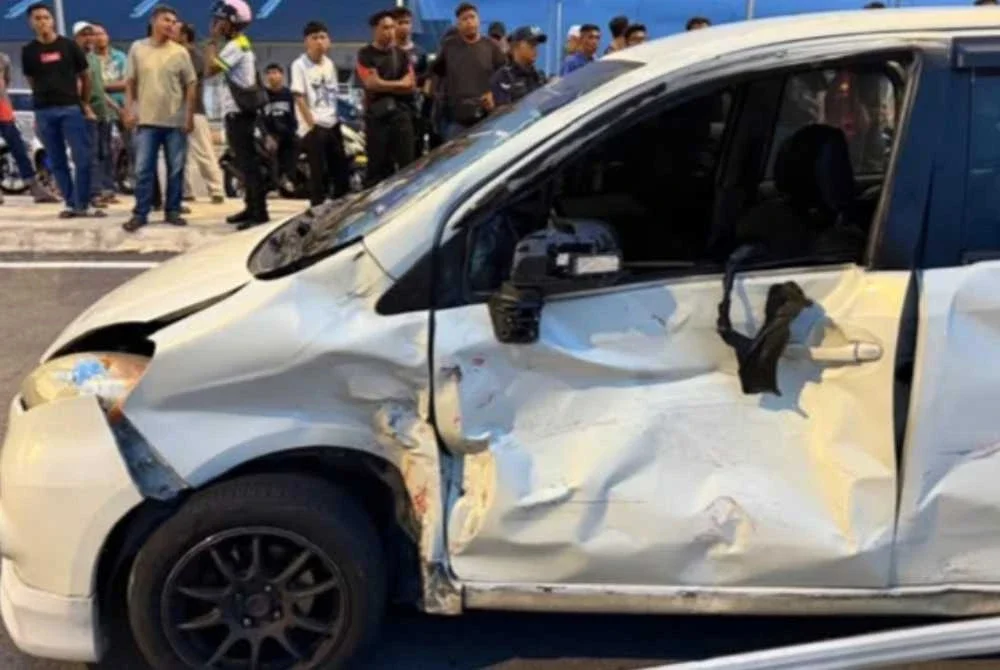 Kesan pelanggaran menyebabkan pintu hadapan kiri kenderaan kemik. Foto PDRM