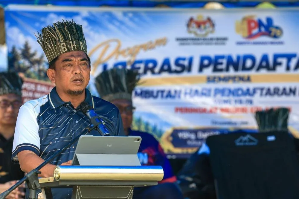 GUA MUSANG, 12 Okt -- Ketua Pengarah Jabatan Pendaftaran Negara (JPN) Datuk Badrul Hisham Alias berucap pada Program Literasi Pendaftaran sempena sambutan Hari Pendaftaran Negara ke-78 Peringkat Kelantan di Pos Balar hari ini.
Program itu mendekatkan perkhidmatan JPN kepada masyarakat Orang Asli di pedalaman, termasuk urusan pendaftaran, dokumentasi diri, penggantian kad pengenalan serta permohonan MyKad kali pertama.
--fotoBERNAMA (2026) HAK CIPTA TERPELIHARA