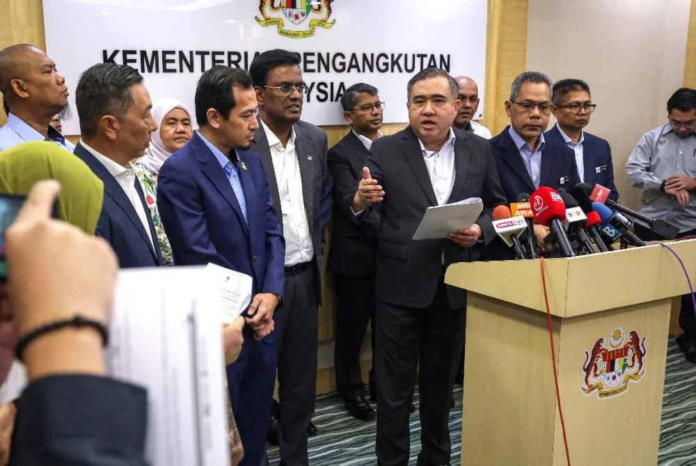 Anthony Loke ketika sidang media di Kementerian Pengangkutan hari ini. - Foto: Bernama