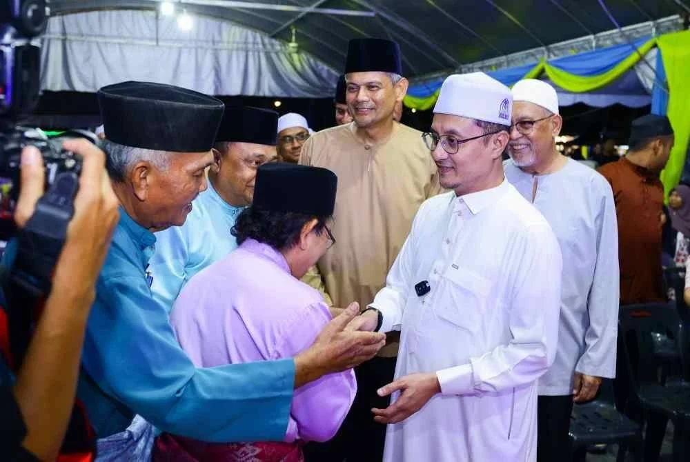 Mohamad (kanan) ketika hadir merasmikan fiesta yang menghimpunkan 5,200 pengunjung sepanjang dua hari di Batu Kawan.