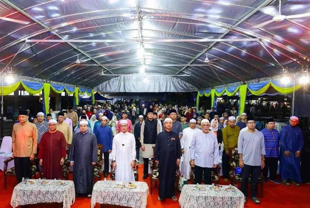 Mohamad (tengah) ketika majlis perasmian Fiesta Affin Islamic International Wakaf Fund Run 2026