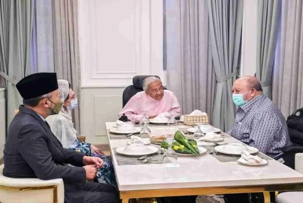 Raja Perlis berkenan ziarah Tun M di IJN Raja Perlis berkenan ziarah Tun M di IJN