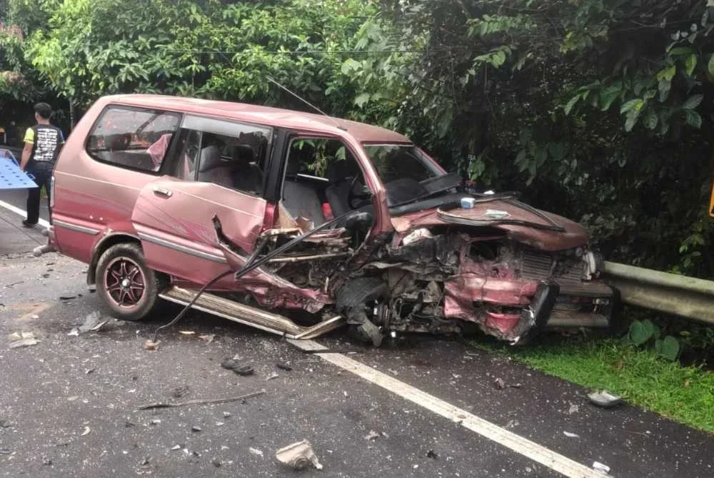 Keadaan Toyota Unser yang terlibat kemalangan di Kilometer 68, Kampung Apek, Jalan Kuala Terengganu - Kota Bharu di Setiu pada Isnin.