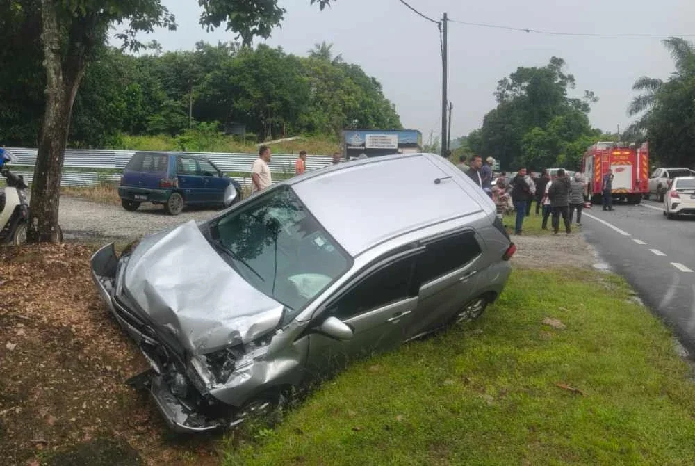 Keadaan salah sebuah kenderaan yang terlibat kemalangan di Kilometer 68, Kampung Apek, Jalan Kuala Terengganu - Kota Bharu di Setiu pada Isnin.