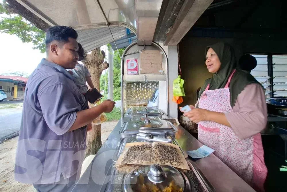 Masalah lalat turut memberi kesan kepada peniaga makanan apabila pelanggan dari luar semakin kurang singgah.