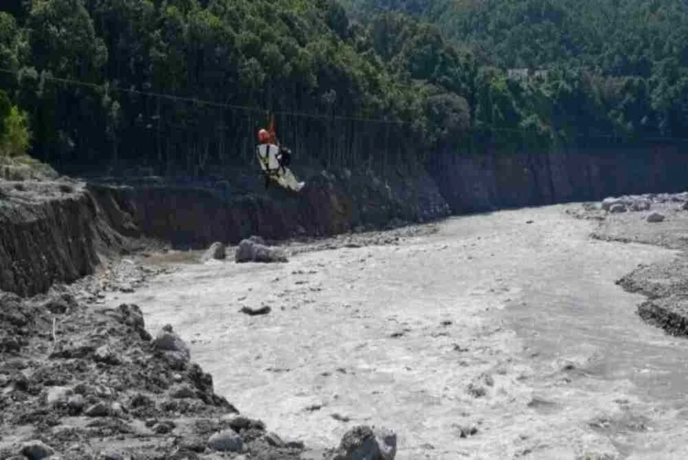 Lebih 100 pendaki asing terkandas di daerah pergunungan Gorkha, Nepal, selepas banjir kilat menghanyutkan jambatan dan merosakkan laluan pendakian pada hujung minggu. Foto Anadolu