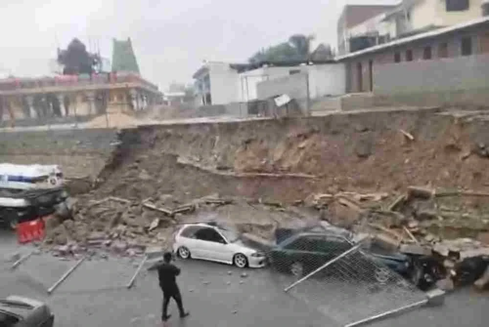 Tular video di media sosial memaparkan beberapa kenderaan mengalami kerosakan akibat runtuhan tembok penahan tanah dakam kejadian pada petang Isnin.