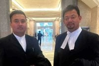 Kamal Hisham (kanan) bersama peguam, Muhammad Nor Tamrin.