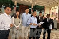 Poay Tiong pada sidang akhbar selepas serahan notis saman di Seri Negeri pada Isnin. 