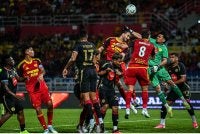 Penjaga gol Star City FC, Farhan Majid (kanan) menumbuk bola daripada asakan pemain Selangor FC pada perlawanan suku akhir kedua Piala FA 2026/2027 di di Stadium MBPJ. Foto: Bernama