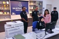 Hannah melihat pengunaan peralatan ICT di Balai Polis Sentul di sini pada Isnin.