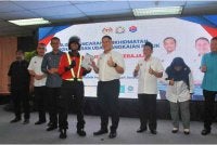 Tian Soon menyerahkan sampul berisi ubat rantaian sejuk dalam Majlis Pelancaran Perkhidmatan Penghantaran Ubat Rantaian Sejuk dan Penyerahan Sumbangan Kerajaan Negeri Johor di Hospital Sultanah Aminah (HSA), Johor Bahru