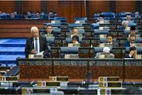 Hamzah mempersoalkan mengapa isu sepenting itu tidak disentuh dalam pembentangan Belanjawan 2027.