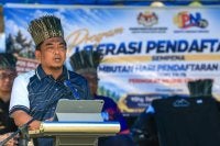 GUA MUSANG, 12 Okt -- Ketua Pengarah Jabatan Pendaftaran Negara (JPN) Datuk Badrul Hisham Alias berucap pada Program Literasi Pendaftaran sempena sambutan Hari Pendaftaran Negara ke-78 Peringkat Kelantan di Pos Balar hari ini.
Program itu mendekatkan perkhidmatan JPN kepada masyarakat Orang Asli di pedalaman, termasuk urusan pendaftaran, dokumentasi diri, penggantian kad pengenalan serta permohonan MyKad kali pertama.
--fotoBERNAMA (2026) HAK CIPTA TERPELIHARA