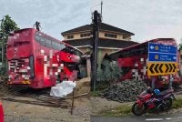 Sebuah bas ekspres yang dalam perjalanan dari Negeri Sembilan ke Kota Bharu terbabas sebelum merempuh sebuah surau di pekarangan sebuah sekolah rendah, awal pagi Isnin. Foto tular media sosial 
