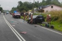 Kemalangan mengakibatkan penumpang hadapan Perodua Axia meninggal dunia di lokasi kejadian.