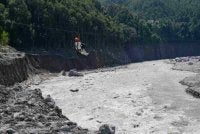 Lebih 100 pendaki asing terkandas di daerah pergunungan Gorkha, Nepal, selepas banjir kilat menghanyutkan jambatan dan merosakkan laluan pendakian pada hujung minggu. Foto Anadolu 