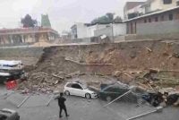 Tular video di media sosial memaparkan beberapa kenderaan mengalami kerosakan akibat runtuhan tembok penahan tanah dakam kejadian pada petang Isnin.
