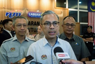 Fahmi (tengah) ketika ditemui media selepas menyempurnakan Majlis Perasmian Kompleks Kementerian Komunikasi Wilayah Persekutuan Labuan pada Rabu. Foto Bernama 