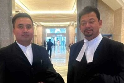 Kamal Hisham (kanan) bersama peguam, Muhammad Nor Tamrin.