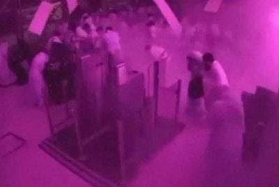 Rakaman CCTV menunjukkan detik serpihan jatuh ketika serangan di Lapangan Terbang Antarabangsa King Khalid di Riyadh, Arab Saudi, menyebabkan orang ramai panik dan bertempiaran menyelamatkan diri. Foto: REUTERS