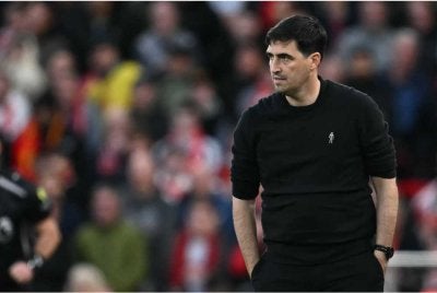 Iraola turut mempersoalkan tindakan pengadil melayangkan kad kuning kepada Ronald Araújo pada awal permainan. Foto: AFP