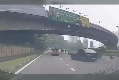Tangkap layar video tular memaparkan keadaan kemalangan di Jalan Kuching pada Sabtu.