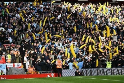 Penyokong City membawa pelampung pisang ketika bertandang ke Anfield. Foto: AFP
