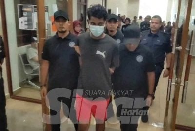 Alan Stevekumar (tengah) dibawa keluar dari Mahkamah Majistret Kuantan pada Isnin selepas didakwa atas pertuduhan membunuh seorang pelajar Polisas di sebuah rumah pada 6 Oktober lalu.