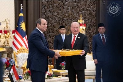 Sultan Ibrahim pada Isnin berkenan mewasalkan Darjah Utama Seri Mahkota Negara (DMN) kepada Raja Jordan, Raja Abdullah II yang kini dalam lawatan negara dua hari ke Malaysia. Foto FB Sultan Ibrahim Sultan Iskandar
