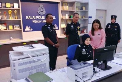 Hannah melihat pengunaan peralatan ICT di Balai Polis Sentul di sini pada Isnin.