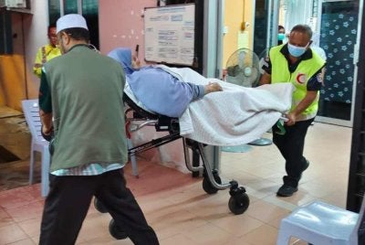 Siti Zailah di bawa keluar dari Unit Kecemasan Klinik Kesihatan Padang Tengku sebelum dipindahkan ke Hospital Kuala Lipis pada Ahad. Foto ihsan pembaca