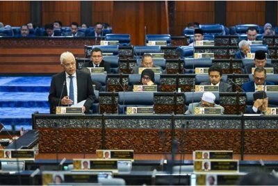 Hamzah mempersoalkan mengapa isu sepenting itu tidak disentuh dalam pembentangan Belanjawan 2027.