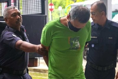 Seorang penganggur mengaku tidak bersalah atas dua pertuduhan mencederakan isteri dan ibu mentua menggunakan pisau, minggu lepas. - Foto Bernama