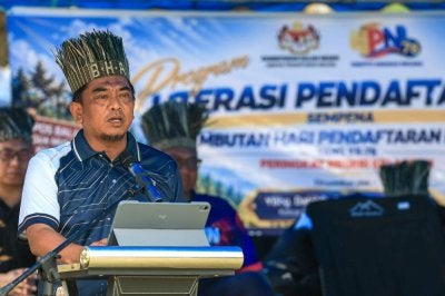 GUA MUSANG, 12 Okt -- Ketua Pengarah Jabatan Pendaftaran Negara (JPN) Datuk Badrul Hisham Alias berucap pada Program Literasi Pendaftaran sempena sambutan Hari Pendaftaran Negara ke-78 Peringkat Kelantan di Pos Balar hari ini.
Program itu mendekatkan perkhidmatan JPN kepada masyarakat Orang Asli di pedalaman, termasuk urusan pendaftaran, dokumentasi diri, penggantian kad pengenalan serta permohonan MyKad kali pertama.
--fotoBERNAMA (2026) HAK CIPTA TERPELIHARA