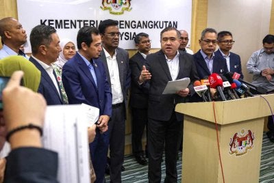 Anthony Loke ketika sidang media di Kementerian Pengangkutan hari ini. - Foto: Bernama