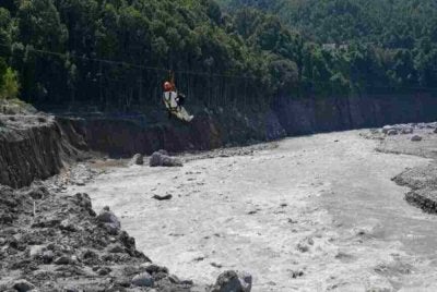 Lebih 100 pendaki asing terkandas di daerah pergunungan Gorkha, Nepal, selepas banjir kilat menghanyutkan jambatan dan merosakkan laluan pendakian pada hujung minggu. Foto Anadolu 