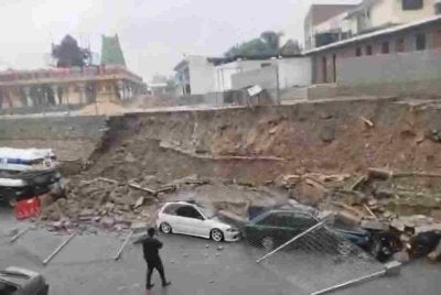 Tular video di media sosial memaparkan beberapa kenderaan mengalami kerosakan akibat runtuhan tembok penahan tanah dakam kejadian pada petang Isnin.
