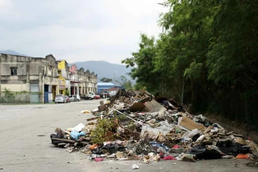 Mahu kawasan perumahan bersih, taman indah dan sungai kekal jernih, tetapi sampah selepas makan pun masih ada yang tidak sanggup dibuang ke dalam tong sampah. - Gambar hiasan