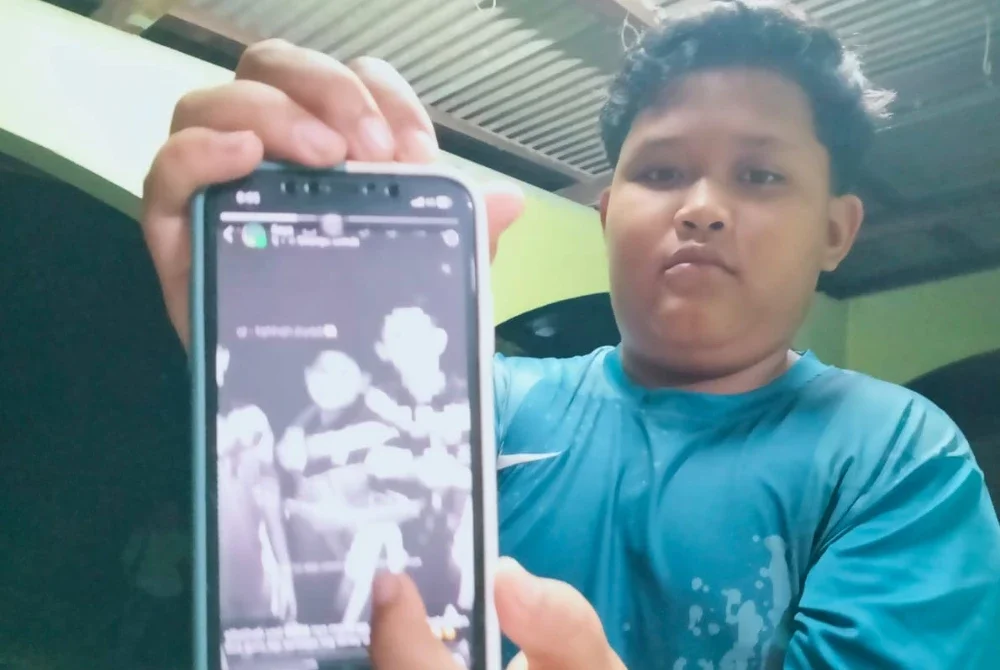 Mohd Haziq Qoyyum menunjukkan gambar arwah Muhammad Ziad Zikri.