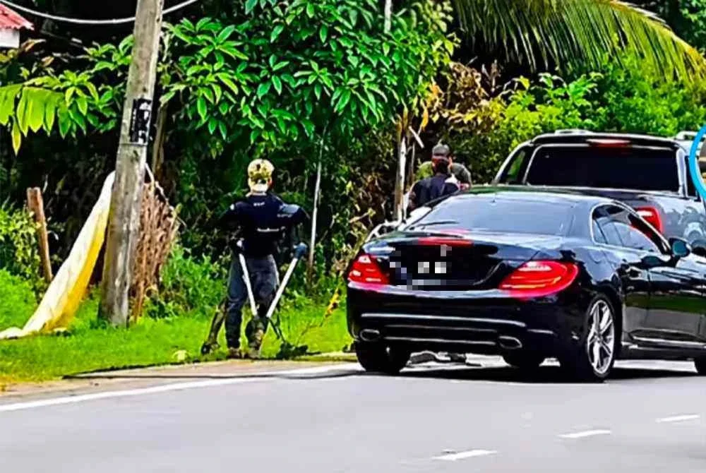 Tangkap layar video tular memaparkan kegiatan sekumpulan lelaki mencuri kabel dengan menaiki kereta mewah. 