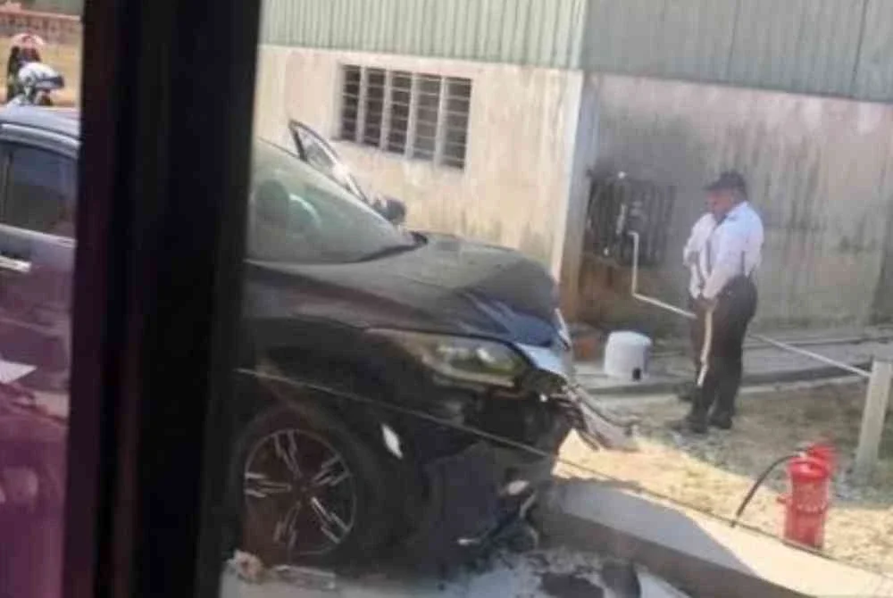 Tertuduh didakwa melakukan perbuatan cuai sehingga menyebabkan kematian pelajar perempuan Tingkatan Satu di kawasan surau SMK Tanjong Mas jam 1.40 petang pada 12 April lalu. 
