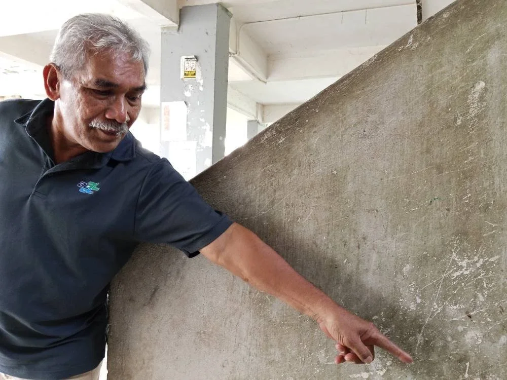 Abdullah menjukkan kesan darah akibat gigitan anjing liar terhadap seorang remaja lelaki pada awal pagi Isnin.