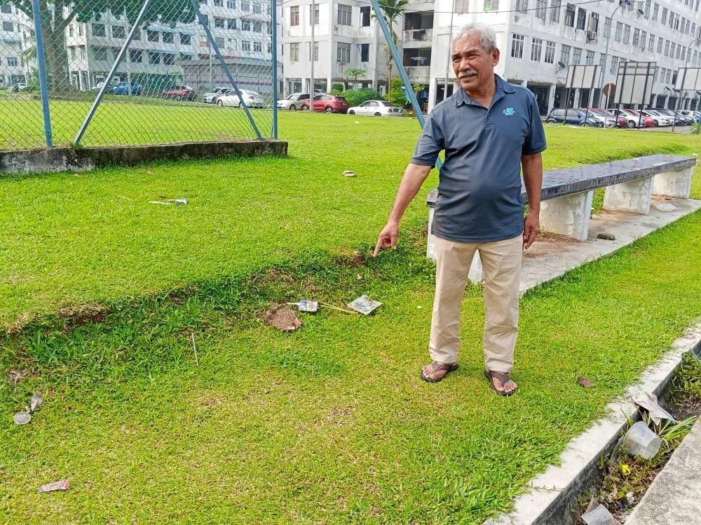 Abdullah menunjukkan lokasi kanak-kanak berusia tujuh tahun yang diserang anjing liar pada petang Isnin.